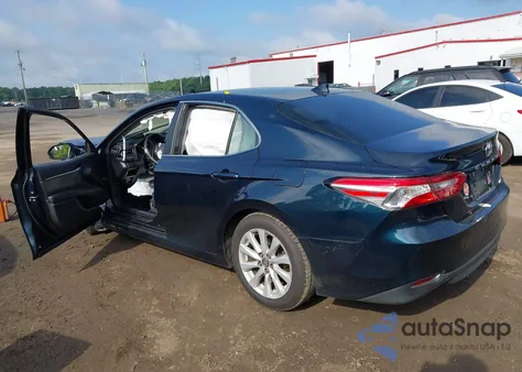 2020 Toyota Camry Le z USA, uszkodzony, nr VIN 4T1C11AK8LU871205